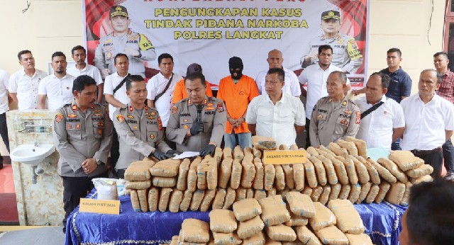 Kapolres Langkat, AKBP Faisal Rahmat Husein Simatupang SH SIK MH saat paparkan tangkapan narkoba di halaman Mapolres Langkat. (ist)