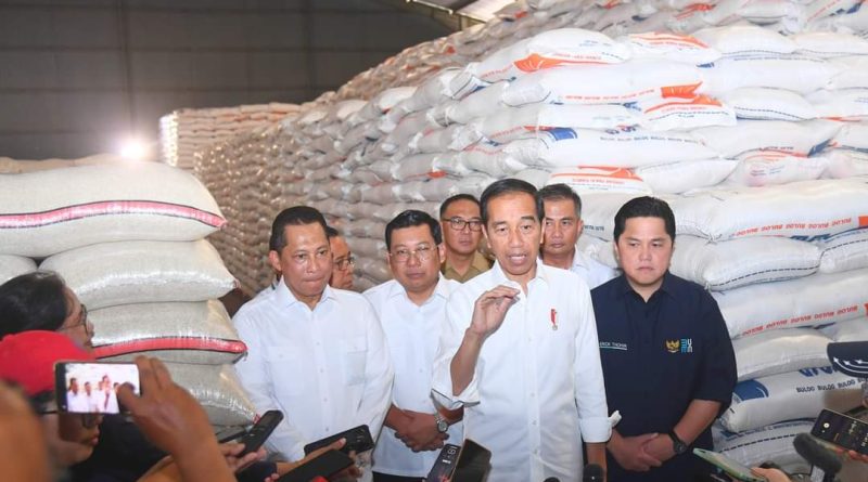 Presiden Jokowi Tinjau Ketersediaan Stok CBP di Gudang Bulog