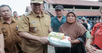 Bupati Dairi Berikan Bantuan Kepada Korban Kebakaran Pasar Sidikalang