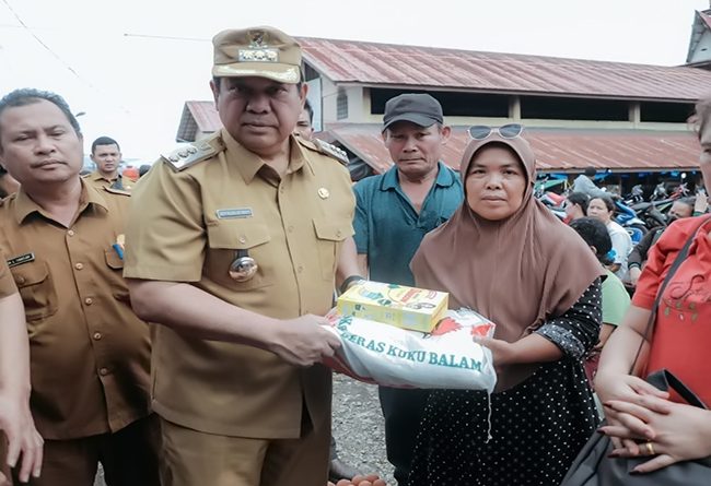 Bupati Dairi Berikan Bantuan Kepada Korban Kebakaran Pasar Sidikalang