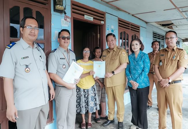 Bupati Dairi Serahkan 193 Sertifikat Hasil Konsolidasi Tanah 2022