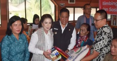 Beri Bantuan Lansia di Sitinjo, Bupati Dairi: Lansia Sumber Informasi Bagi Generasi Muda