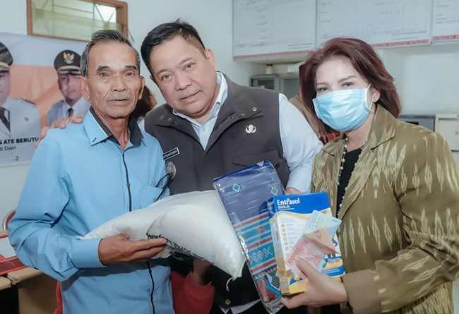 Serahkan Bansos di Berampu, Bupati Dairi Ajak Lansia Edukasi Budi Pekerti pada Kaum Muda