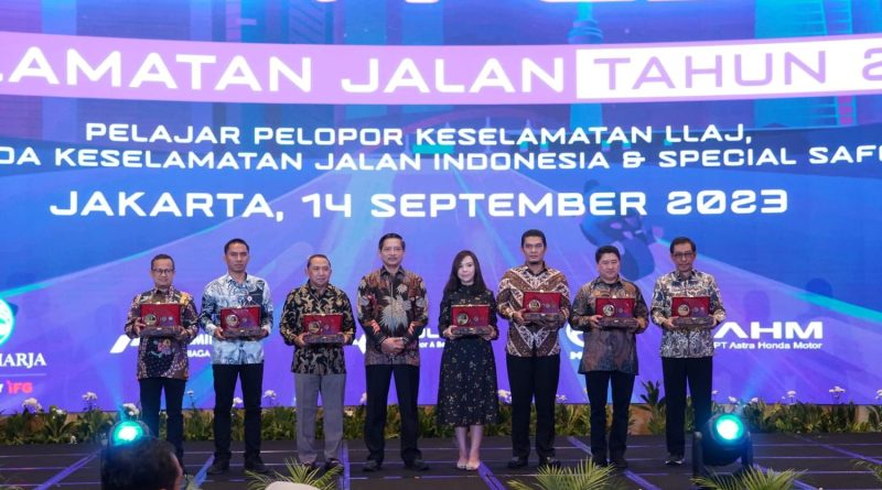 Beri Penghargaan Kepada Insan Peduli Keselamatan Jalan, Menhub Ajak Generasi Muda Jadi Pelopor