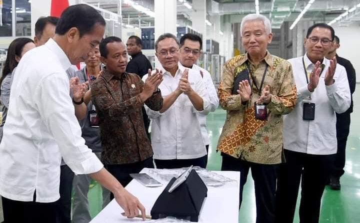 Presiden Jokowi Tinjau Pabrik Baterai Mobil Listrik di Karawang