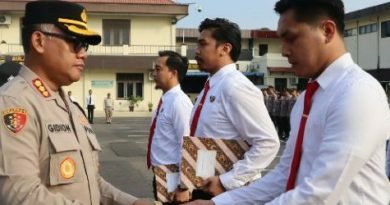 Kombes Gidion Pimpin Apel Pagi Dan Beri Penghargaan Kepada 27 Personil Berprestasi