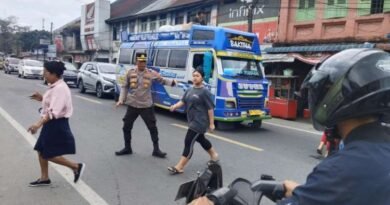 Kapolsek Pancur Batu Turun Langsung Atur Lalu Lintas di Pasar Pancur Batu