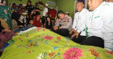 Irjen Whisnu Melayat Kerumah Duka Korban Tawuran Di Belawan Dan Sampaikan Belasungkawa Mendalam