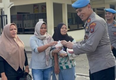 AKP Bottor : Propam Polres Padang Sidimpuan Berbagi 100 Paket Takjil Bagi Pengendara Yang Melintas