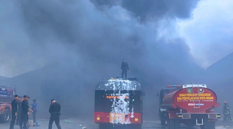 Brimob Polda Sumut Respon Cepat Tanpa Tunda Berhasil Kendalikan Kebakaran Di Medan Timur